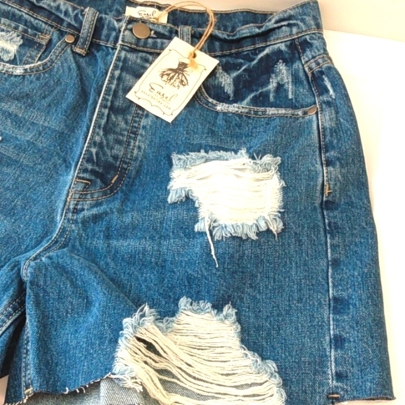 EASEL DISTRESSED FIVE POCKETS BUTTON FLY DENIM SHORTS SIZE SMALL NWT - Picture 3 of 6